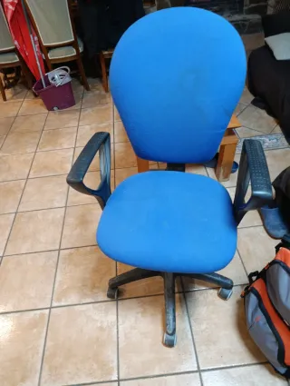 Silla de escritorio azul y negra