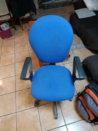 Silla de escritorio azul y negra