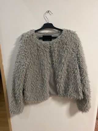 Chaqueta pelo gris Stradivarius Talla S