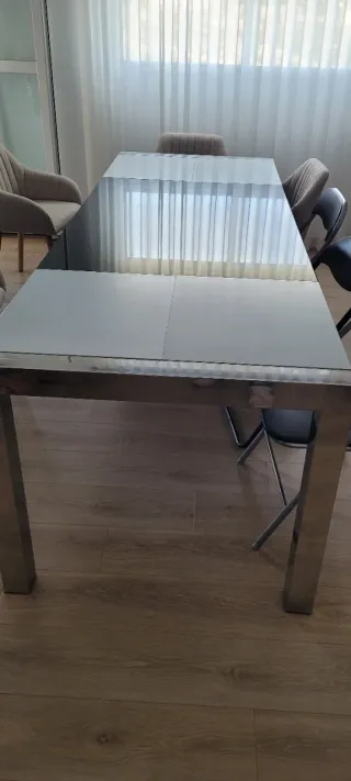 Mesa comedor cristal negro y patas en acero.