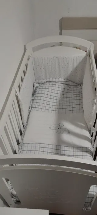 Cuna de bebé blanca