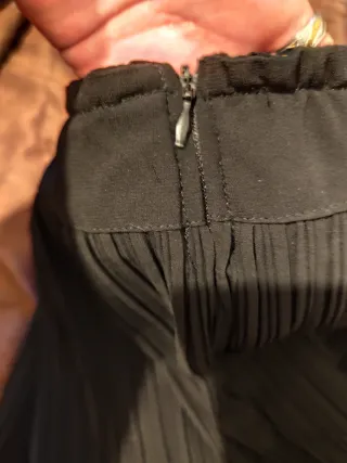 Falda negra plisada