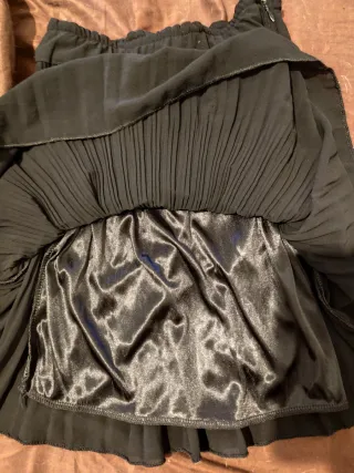 Falda negra plisada
