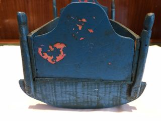 Antigua cuna balancín madera pintada 26x20x23,5 cm