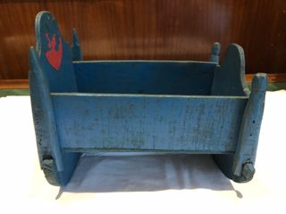 Antigua cuna balancín madera pintada 26x20x23,5 cm