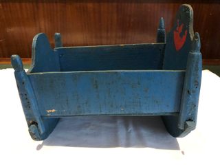 Antigua cuna balancín madera pintada 26x20x23,5 cm