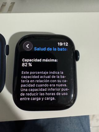 Apple Watch Series 8 con cargadores y correas