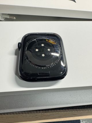 Apple Watch Series 8 con cargadores y correas