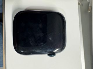 Apple Watch Series 8 con cargadores y correas