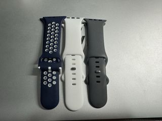 Apple Watch Series 8 con cargadores y correas