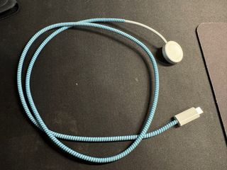 Apple Watch Series 8 con cargadores y correas