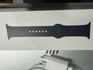 Apple Watch Series 8 con cargadores y correas