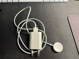 Apple Watch Series 8 con cargadores y correas