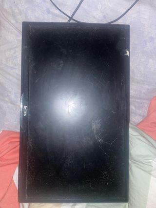 Monitor negro con pantalla rota