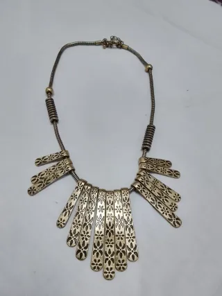 Collar estilo étnico dorado con diseño floral