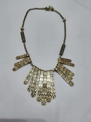 Collar estilo étnico dorado con diseño floral