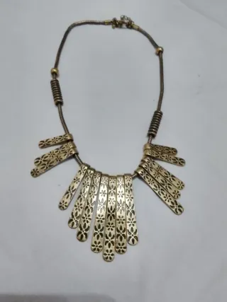 Collar estilo étnico dorado con diseño floral