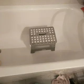 Taburete plegable gris y blanco