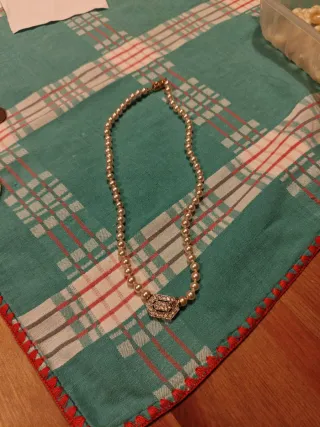 Collar de bisutería con perlas blancas y colgante