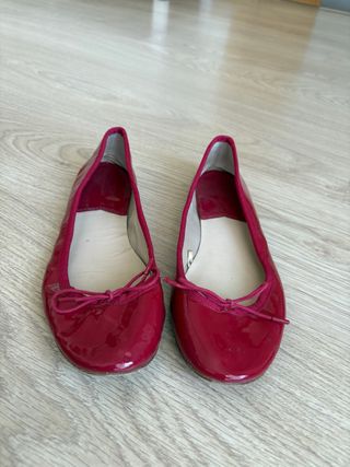 Bailarinas manoletinas UTERQÜE charol rojo