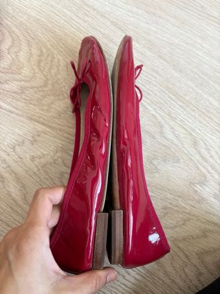 Bailarinas manoletinas UTERQÜE charol rojo