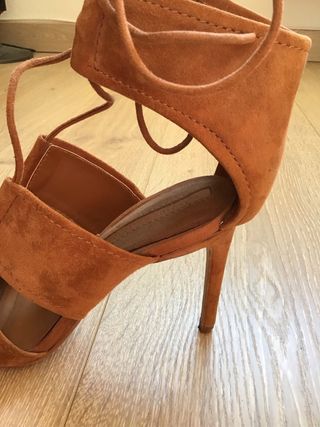 Sandalias de tacón tiras estilo egipcio Zara T38