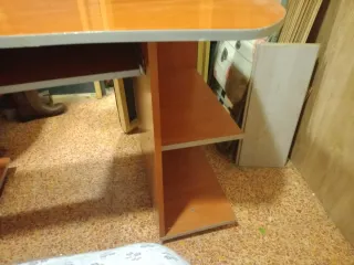 Escritorio madera con estanterías