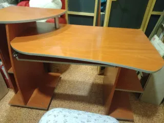 Escritorio madera con estanterías