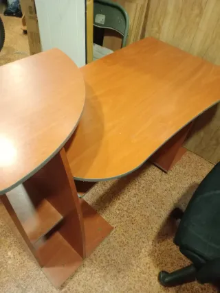 Escritorio madera con estanterías
