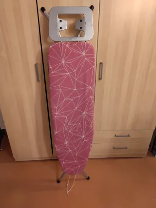 Tabla de planchar rosa con funda