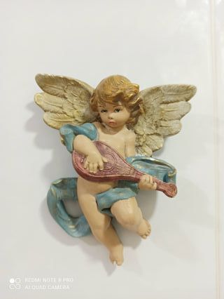 Ángeles de escayola pintados a mano