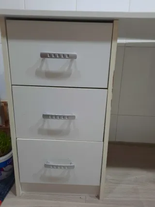 Escritorio blanco con cajones y estanterías