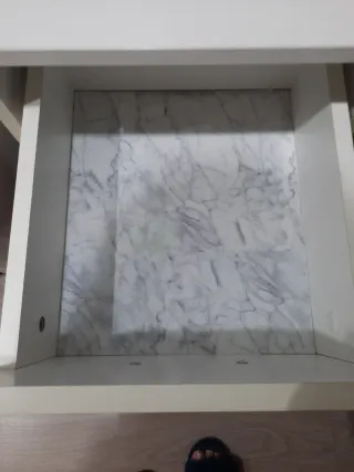 Escritorio blanco con cajones y estanterías