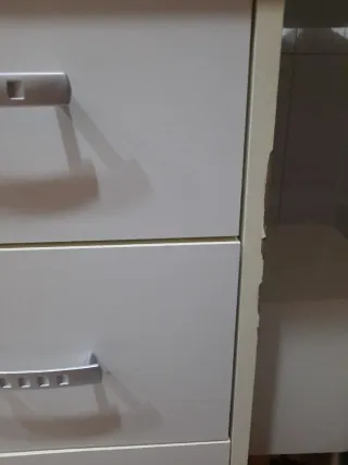 Escritorio blanco con cajones y estanterías