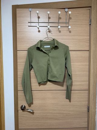 Jersey crop Bershka botones verde caqui
