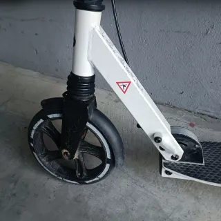 Patinete blanco plegable