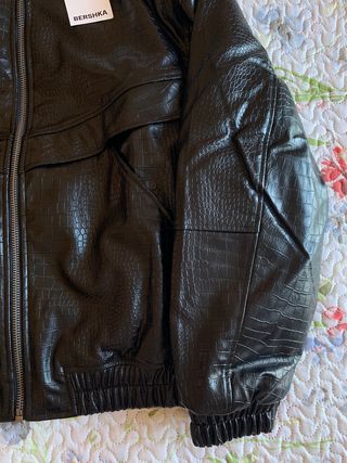 Cazadora Bershka efecto piel animal negro (T. M)