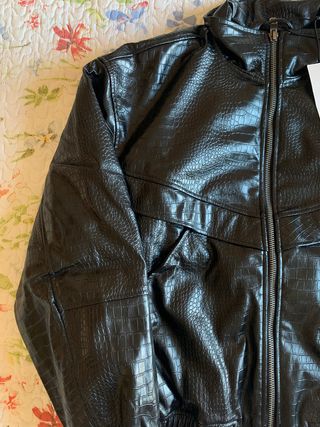 Cazadora Bershka efecto piel animal negro (T. M)