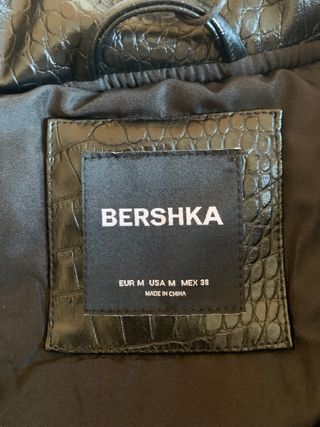 Cazadora Bershka efecto piel animal negro (T. M)