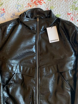 Cazadora Bershka efecto piel animal negro (T. M)