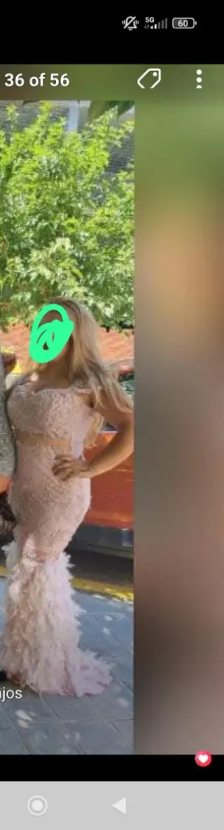 Vestido largo beige con plumas