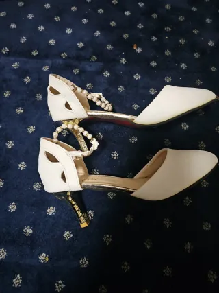 Zapatos de tacón blancos con perlas