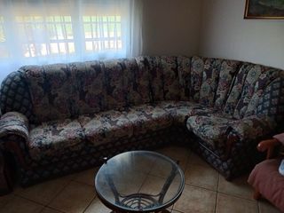 Sofá esquinero tela y madera