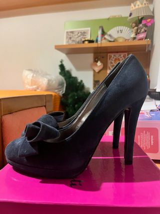 Zapatos de tacón azul con lazo