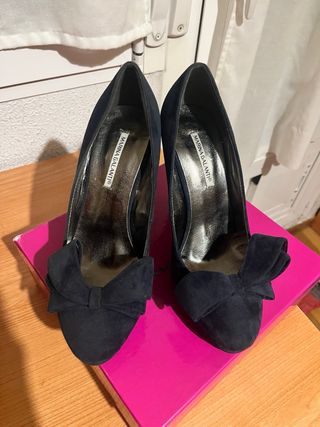 Zapatos de tacón azul con lazo