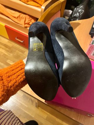 Zapatos de tacón azul con lazo