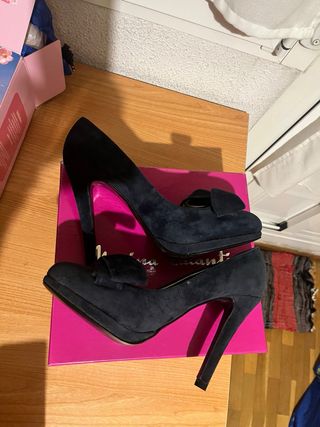 Zapatos de tacón azul con lazo