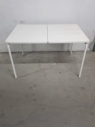 Mesa de terraza o jardín blanca