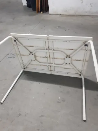 Mesa de terraza o jardín blanca