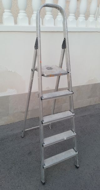 Escalera aluminio 5 peldaños plegable